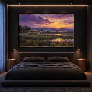 Könnte beinhalten: Ein rechteckiger Wandkunstdruck, der einen gelben Bus an einer Haltestelle während eines lebhaften Sonnenuntergangs mit violetten und orangefarbenen Wolken über einem grasbewachsenen Feld und fernen Hügeln zeigt, gerahmt in einem dünnen Goldrand.