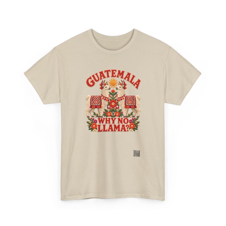 Puede incluir: Una camiseta beige de manga corta con un gr&aacute;fico de dos llamas, un sol y motivos florales. El texto GUATEMALA WHY NO LLAMA? aparece en letras rojas. Un peque&ntilde;o c&oacute;digo QR cuadrado est&aacute; impreso en la parte inferior derecha del dise&ntilde;o.