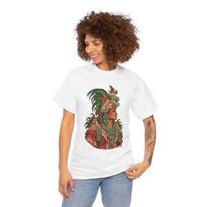 Camiseta de rey maya, noble maya con tocado de jade junto a una pirámide, camiseta gráfica de gobernante maya, camiseta de Guatemala y México, regalo para amantes de la historia imagen 6