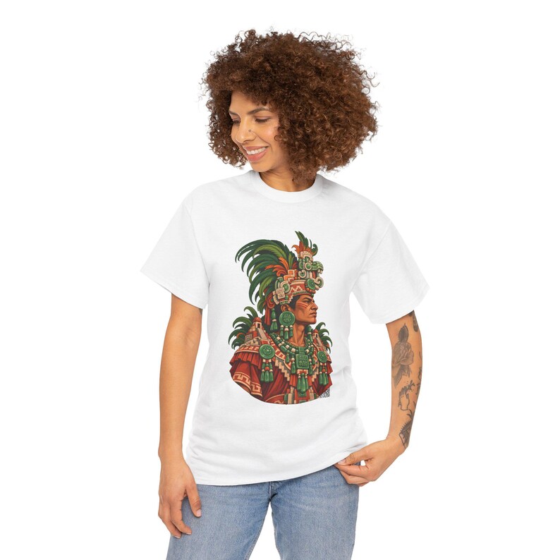 Camiseta de rey maya, noble maya con tocado de jade junto a una pirámide, camiseta gráfica de gobernante maya, camiseta de Guatemala y México, regalo para amantes de la historia imagen 6