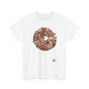 Puede incluir: Una camiseta blanca de manga corta con un gr&aacute;fico circular de un drag&oacute;n enroscado entrelazado con flores y hojas en tonos rojos, naranjas y marrones. El dise&ntilde;o incluye patrones geom&eacute;tricos y un peque&ntilde;o c&oacute;digo QR cuadrado en la parte inferior.