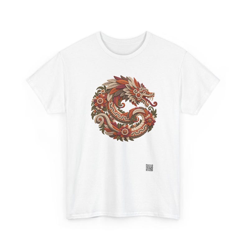 Puede incluir: Una camiseta blanca de manga corta con un gr&aacute;fico circular de un drag&oacute;n enroscado entrelazado con flores y hojas en tonos rojos, naranjas y marrones. El dise&ntilde;o incluye patrones geom&eacute;tricos y un peque&ntilde;o c&oacute;digo QR cuadrado en la parte inferior.