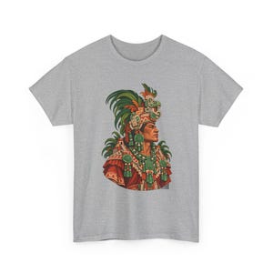 Camiseta de rey maya, noble maya con tocado de jade junto a una pirámide, camiseta gráfica de gobernante maya, camiseta de Guatemala y México, regalo para amantes de la historia imagen 5
