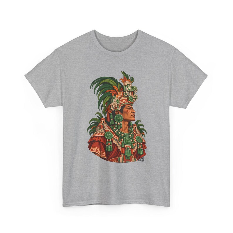 Camiseta de rey maya, noble maya con tocado de jade junto a una pirámide, camiseta gráfica de gobernante maya, camiseta de Guatemala y México, regalo para amantes de la historia imagen 5