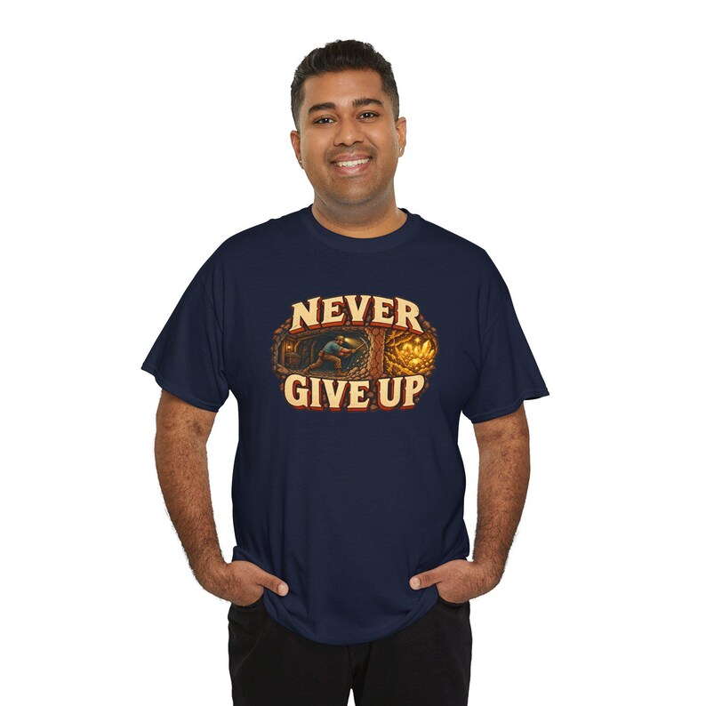 Camiseta "Nunca te rindas", camiseta gráfica motivacional para mineros de oro, camiseta "Sigue cavando y trabajando duro", regalo inspirador para papá o graduado. imagen 8