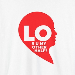 Puede incluir: Una camiseta blanca con un gr&aacute;fico rojo en forma de coraz&oacute;n y un perfil humano. El gr&aacute;fico contiene el texto blanco LO y el texto blanco m&aacute;s peque&ntilde;o R U MY OTHER HALF? situado debajo en una fuente sans-serif.