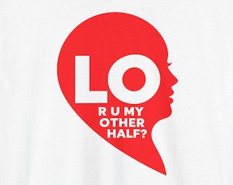 Puede incluir: Una camiseta blanca con un gráfico rojo en forma de corazón y un perfil humano. El gráfico contiene el texto blanco LO y el texto blanco más pequeño R U MY OTHER HALF? situado debajo en una fuente sans-serif.