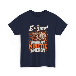 Camiseta "Evita mi energía cinética", regalo divertido para profesores de física, camiseta con juego de palabras científico, camiseta de física E=1/2mv² (unisex) imagen 5