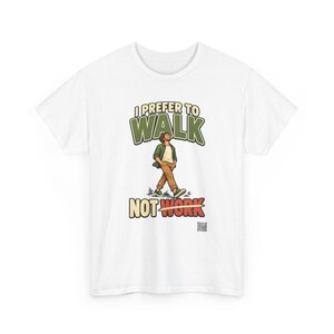 Op de afbeelding: Een wit T-shirt met korte mouwen en een afbeelding van een lopend persoon. De tekst erboven luidt I PREFER TO WALK en de tekst eronder luidt NOT WORK, waarbij een lijn door het woord WORK is getrokken.