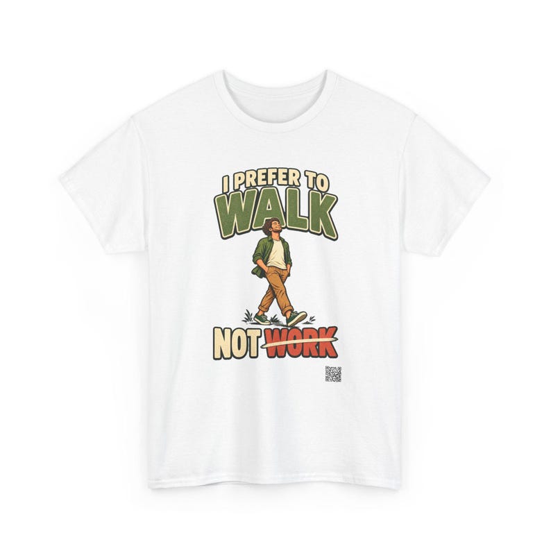 Op de afbeelding: Een wit T-shirt met korte mouwen en een afbeelding van een lopend persoon. De tekst erboven luidt I PREFER TO WALK en de tekst eronder luidt NOT WORK, waarbij een lijn door het woord WORK is getrokken.
