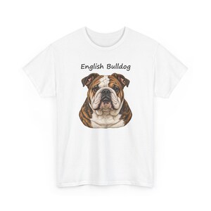 Puede incluir: Una camiseta blanca de manga corta con una ilustraci&oacute;n gr&aacute;fica centrada de la cabeza y los hombros de un bulldog ingl&eacute;s con pelaje marr&oacute;n y blanco. El texto "English Bulldog" est&aacute; impreso en letras negras sobre el perro.