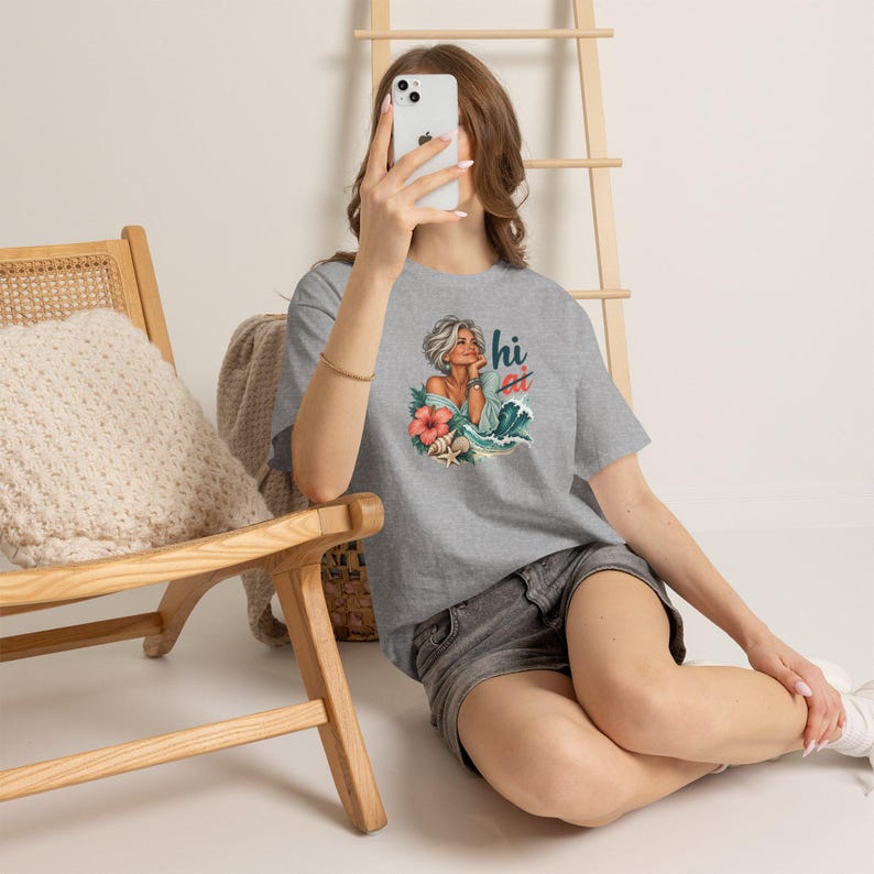Camiseta playera para mujer de cabello plateado, ola de hibisco tropical, camiseta humana, no de IA. imagen 4
