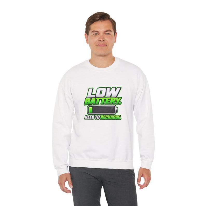 Sudadera con batería baja, divertida sudadera de cuello redondo con estampado de cansancio, regalo para amantes de las siestas que necesitan recargarse. imagen 9