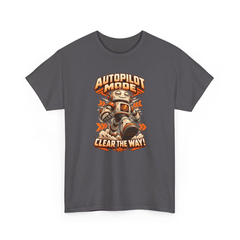 K&ouml;nnte beinhalten: Ein anthrazitfarbenes T-Shirt mit einer Grafik eines wei&szlig;en und orangefarbenen Roboters, der vorw&auml;rts geht. Der Text &uuml;ber dem Roboter lautet AUTOPILOT MODE und darunter steht CLEAR THE WAY! Das Design enth&auml;lt orangefarbene Pfeile und Staubwolken.