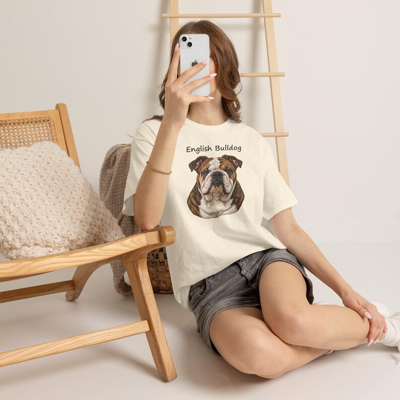 Camiseta con retrato realista de un bulldog inglés, regalo ideal para amantes de las caras gruñonas (100% algodón). imagen 11