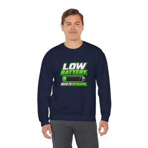 Sudadera con batería baja, divertida sudadera de cuello redondo con estampado de cansancio, regalo para amantes de las siestas que necesitan recargarse. imagen 8