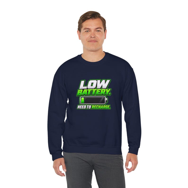 Sudadera con batería baja, divertida sudadera de cuello redondo con estampado de cansancio, regalo para amantes de las siestas que necesitan recargarse. imagen 8
