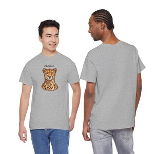 T-shirt met realistische cheetah-afbeelding, ideaal cadeau voor natuurliefhebbers, gemaakt van zwaar katoen. afbeelding 4