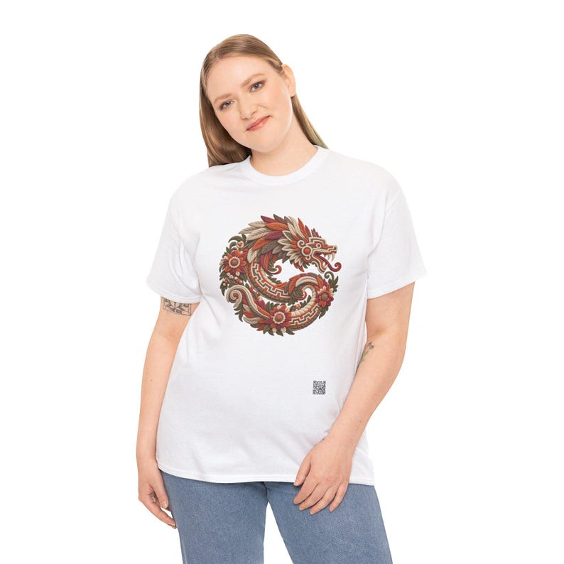 Puede incluir: Una camiseta blanca de manga corta con un gr&aacute;fico circular de un drag&oacute;n estilizado en tonos rojos, naranjas y marrones. El dise&ntilde;o del drag&oacute;n incorpora patrones intrincados y elementos florales. Debajo del gr&aacute;fico hay un peque&ntilde;o c&oacute;digo QR.