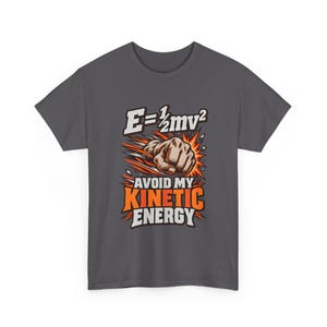 Camiseta "Evita mi energía cinética", regalo divertido para profesores de física, camiseta con juego de palabras científico, camiseta de física E=1/2mv² (unisex) imagen 4