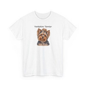 Op de afbeelding: Een wit T-shirt met korte mouwen en een gecentreerde illustratie van een Yorkshire Terri&euml;r met bruine en zwarte vacht. Boven de hond staat de tekst Yorkshire Terrier gedrukt in een eenvoudig zwart schreefloos lettertype.