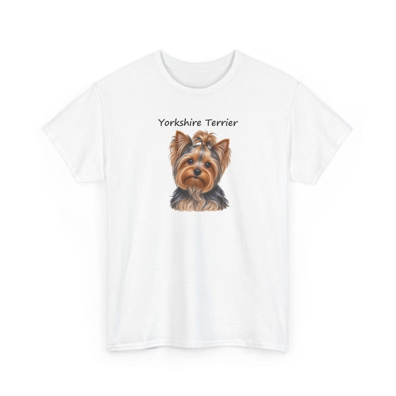 Op de afbeelding: Een wit T-shirt met korte mouwen en een gecentreerde illustratie van een Yorkshire Terri&euml;r met bruine en zwarte vacht. Boven de hond staat de tekst Yorkshire Terrier gedrukt in een eenvoudig zwart schreefloos lettertype.