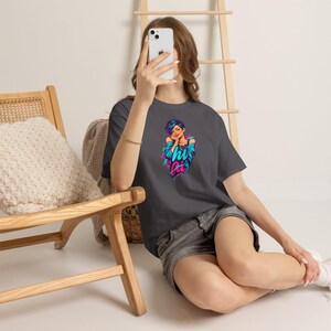 Maglietta Neon Graffiti Woman, maglietta Pop Art con occhiolino, regalo anti-IA immagine 7