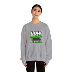 Sudadera con batería baja, divertida sudadera de cuello redondo con estampado de cansancio, regalo para amantes de las siestas que necesitan recargarse. imagen 10
