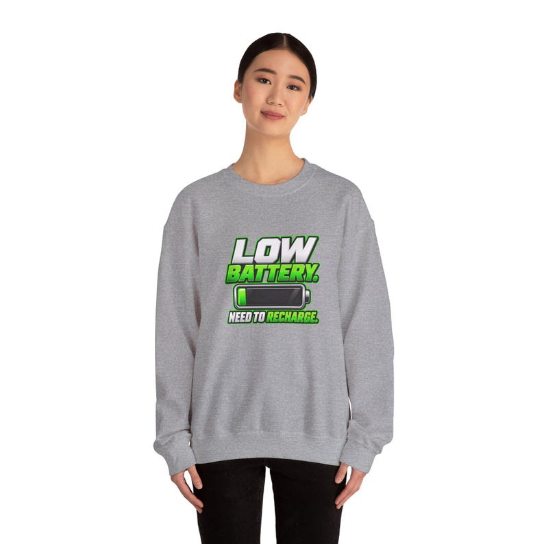 Sudadera con batería baja, divertida sudadera de cuello redondo con estampado de cansancio, regalo para amantes de las siestas que necesitan recargarse. imagen 10