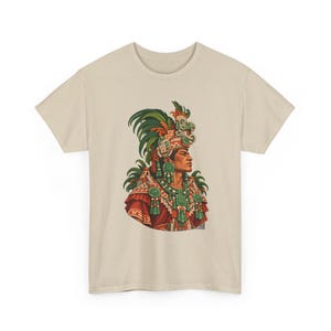 Camiseta de rey maya, noble maya con tocado de jade junto a una pirámide, camiseta gráfica de gobernante maya, camiseta de Guatemala y México, regalo para amantes de la historia imagen 4