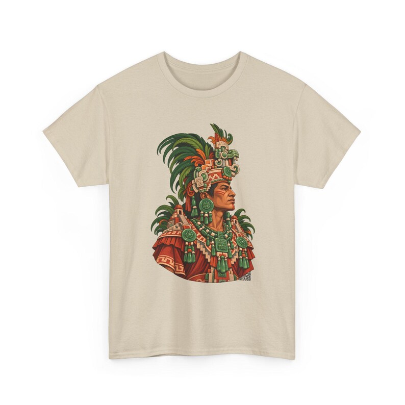 Camiseta de rey maya, noble maya con tocado de jade junto a una pirámide, camiseta gráfica de gobernante maya, camiseta de Guatemala y México, regalo para amantes de la historia imagen 4