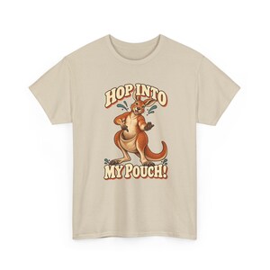 Camiseta "Salta a mi bolsa", camiseta divertida con estampado de canguro, camiseta adorable para mamás canguro, regalo para amantes de los animales australianos, camiseta australiana imagen 3