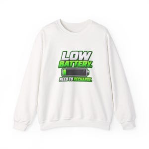 Sudadera con batería baja, divertida sudadera de cuello redondo con estampado de cansancio, regalo para amantes de las siestas que necesitan recargarse. imagen 2