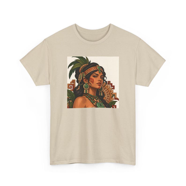 Camiseta con retrato de mujer maya, diadema y pendientes de jade maya, camiseta estampada para mujer, camiseta de herencia latina, regalo de arte mexicano-guatemalteco imagen 4