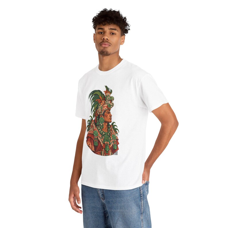 Camiseta de rey maya, noble maya con tocado de jade junto a una pirámide, camiseta gráfica de gobernante maya, camiseta de Guatemala y México, regalo para amantes de la historia imagen 10