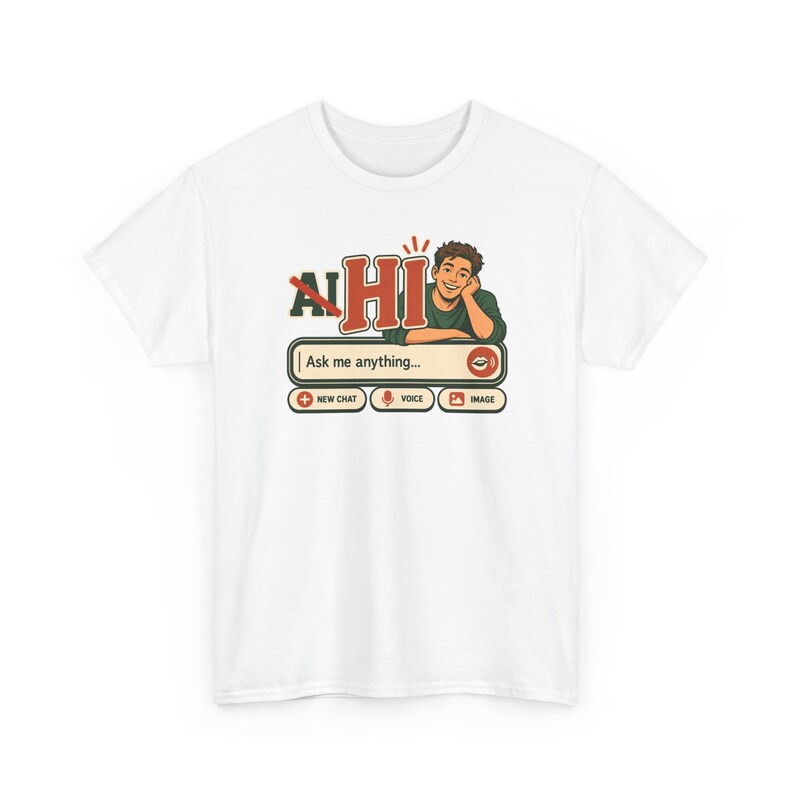 Puede incluir: Una camiseta blanca con un gr&aacute;fico de una persona apoyada en un cuadro de interfaz de chat. El texto dice AI HI y Ask me anything, con iconos para New Chat, Voice e Image. El dise&ntilde;o utiliza colores rojo, verde y beige sobre la tela.