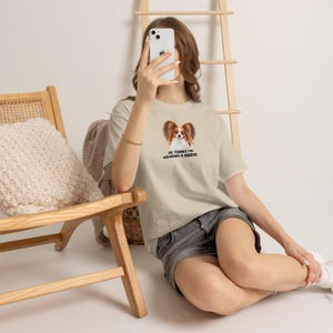Lustiges T-Shirt für Papillon-Mama: „Er denkt, ich trage einen Spiegel.“ – Geschenkidee für Hundeliebhaber Bild 5
