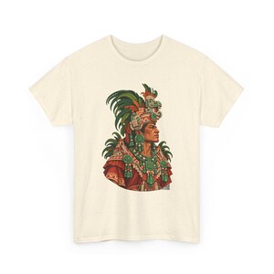 Camiseta de rey maya, noble maya con tocado de jade junto a una pirámide, camiseta gráfica de gobernante maya, camiseta de Guatemala y México, regalo para amantes de la historia imagen 3