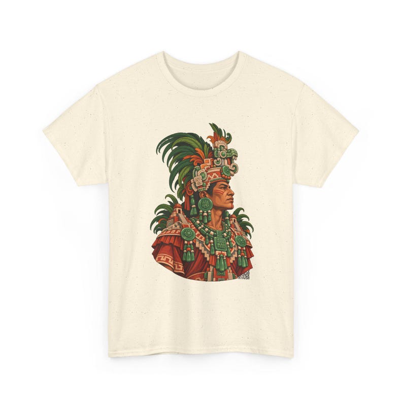 Camiseta de rey maya, noble maya con tocado de jade junto a una pirámide, camiseta gráfica de gobernante maya, camiseta de Guatemala y México, regalo para amantes de la historia imagen 3