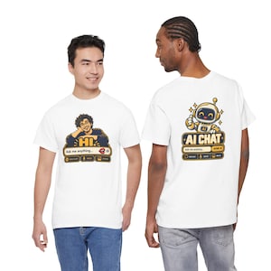 Pode incluir: Uma t-shirt branca com uma impressão gráfica de uma pessoa com cabelo encaracolado e óculos apoiada numa interface de chat com o texto HI e Ask me anything. As costas exibem um robô de desenho animado com um polegar para cima e AI CHAT.
