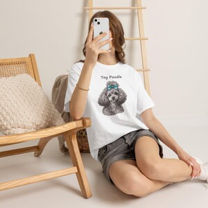 Realistisches silbernes Toypudel-T-Shirt mit türkisfarbener Schleife – das perfekte Geschenk für Hundeliebhaber Bild 3