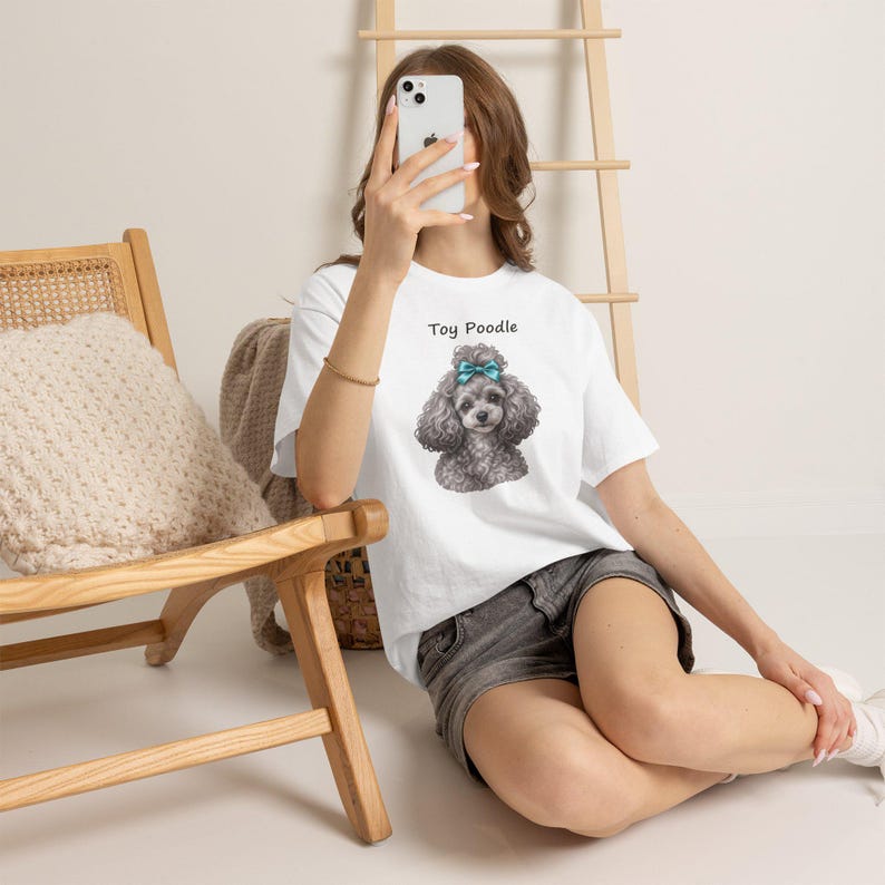 Realistisches silbernes Toypudel-T-Shirt mit türkisfarbener Schleife – das perfekte Geschenk für Hundeliebhaber Bild 3