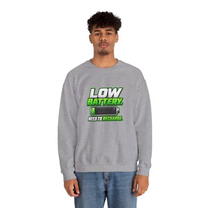 Sudadera con batería baja, divertida sudadera de cuello redondo con estampado de cansancio, regalo para amantes de las siestas que necesitan recargarse. imagen 7
