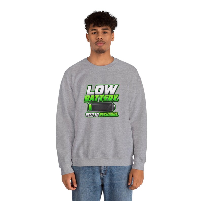 Sudadera con batería baja, divertida sudadera de cuello redondo con estampado de cansancio, regalo para amantes de las siestas que necesitan recargarse. imagen 7