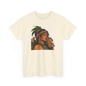Camiseta con retrato de mujer maya, diadema y pendientes de jade maya, camiseta estampada para mujer, camiseta de herencia latina, regalo de arte mexicano-guatemalteco imagen 3