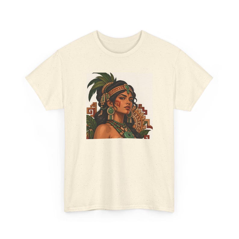 Camiseta con retrato de mujer maya, diadema y pendientes de jade maya, camiseta estampada para mujer, camiseta de herencia latina, regalo de arte mexicano-guatemalteco imagen 3