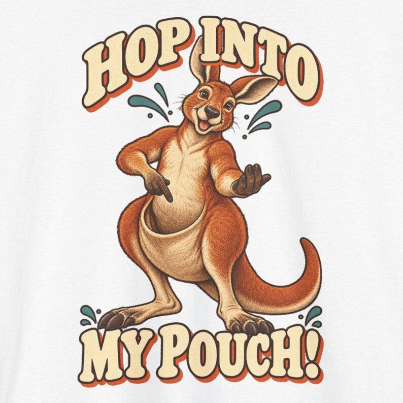 Puede incluir: Una camiseta blanca con una ilustraci&oacute;n de un canguro marr&oacute;n y el texto HOP INTO MY POUCH! en una fuente retro. El canguro sonr&iacute;e y se&ntilde;ala su bolsa, rodeado de peque&ntilde;os acentos de color verde azulado sobre un fondo blanco.
