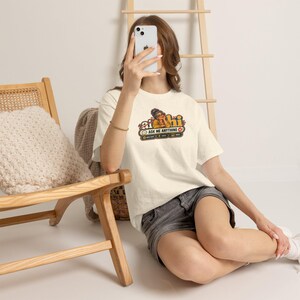 Camiseta divertida anti-IA, mujer de pelo plateado con caja de chat, estampado de robot en la espalda (100% algodón) imagen 6