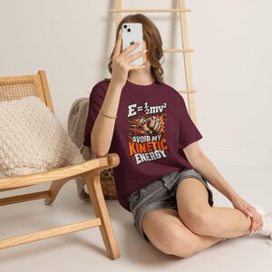 Camiseta "Evita mi energía cinética", regalo divertido para profesores de física, camiseta con juego de palabras científico, camiseta de física E=1/2mv² (unisex) imagen 11