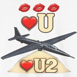 Puede incluir: Un diseño gráfico que muestra un avión espía U-2 negro centrado entre dos líneas de texto. La línea superior muestra tres labios rojos, un corazón rojo y la letra U. La línea inferior muestra un corazón rojo y el texto U2 sobre un fondo triangular beige.